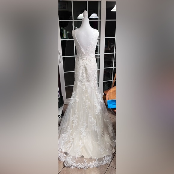 NWOT- Gorgeous ivory beaded lace wedding dress. - Picture 7 of 7
